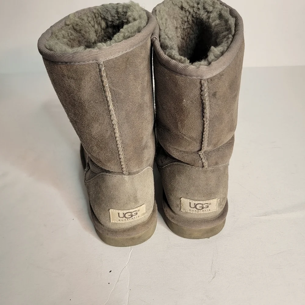 Ugg Boots Classic Short Sz 7 Gray Sheepskin Lined 5825